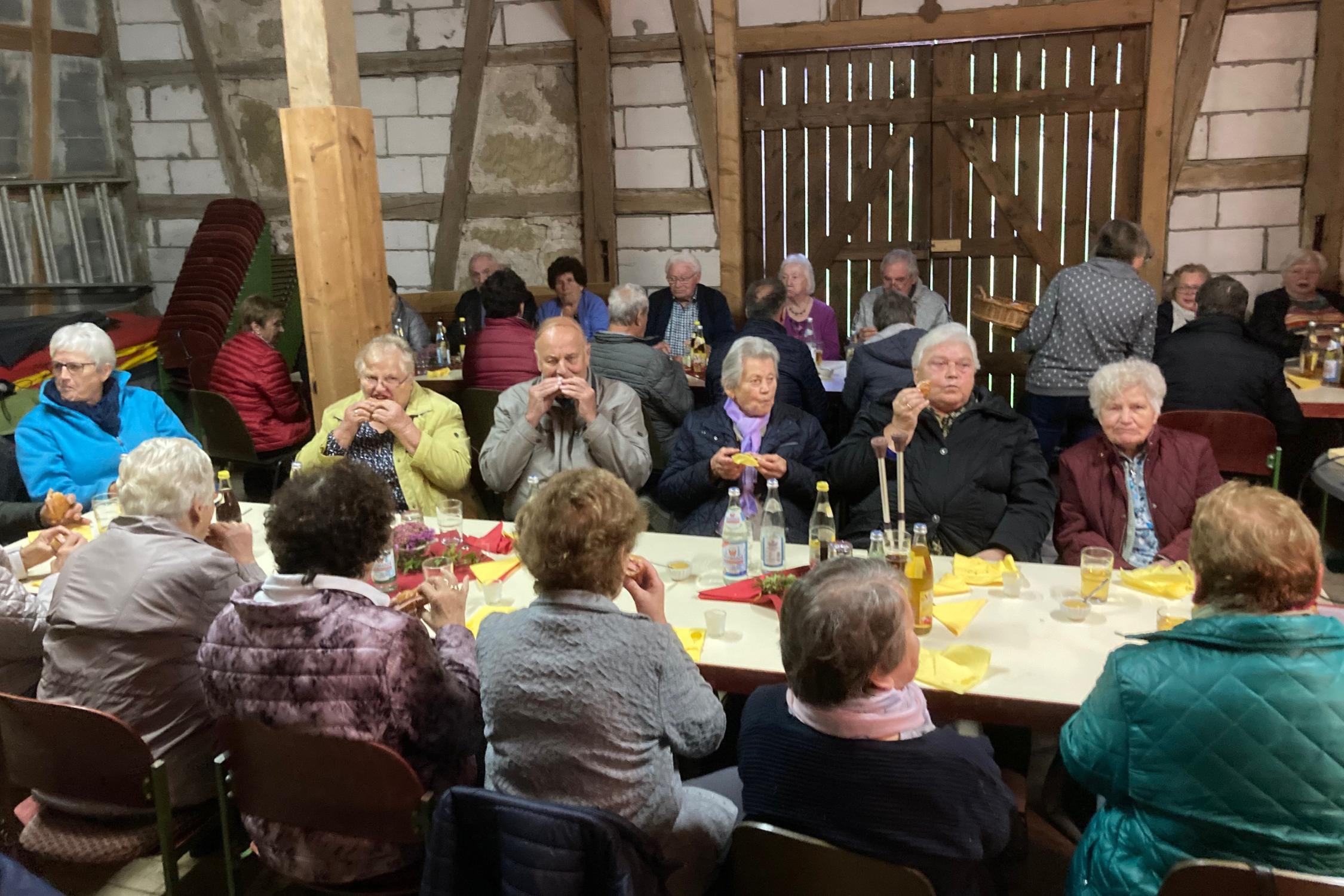 zw. 50 und 70 Senioren nehmen regelmäßig teil