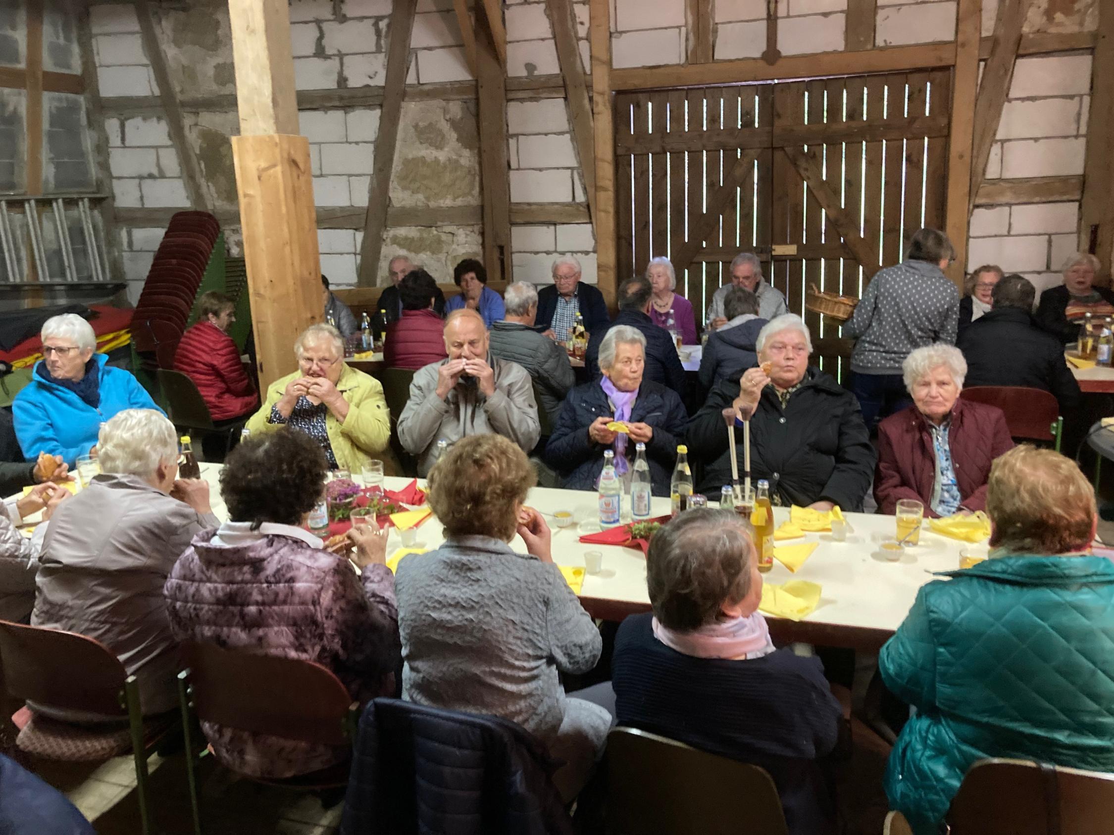 zw. 50 und 70 Senioren nehmen regelmäßig teil