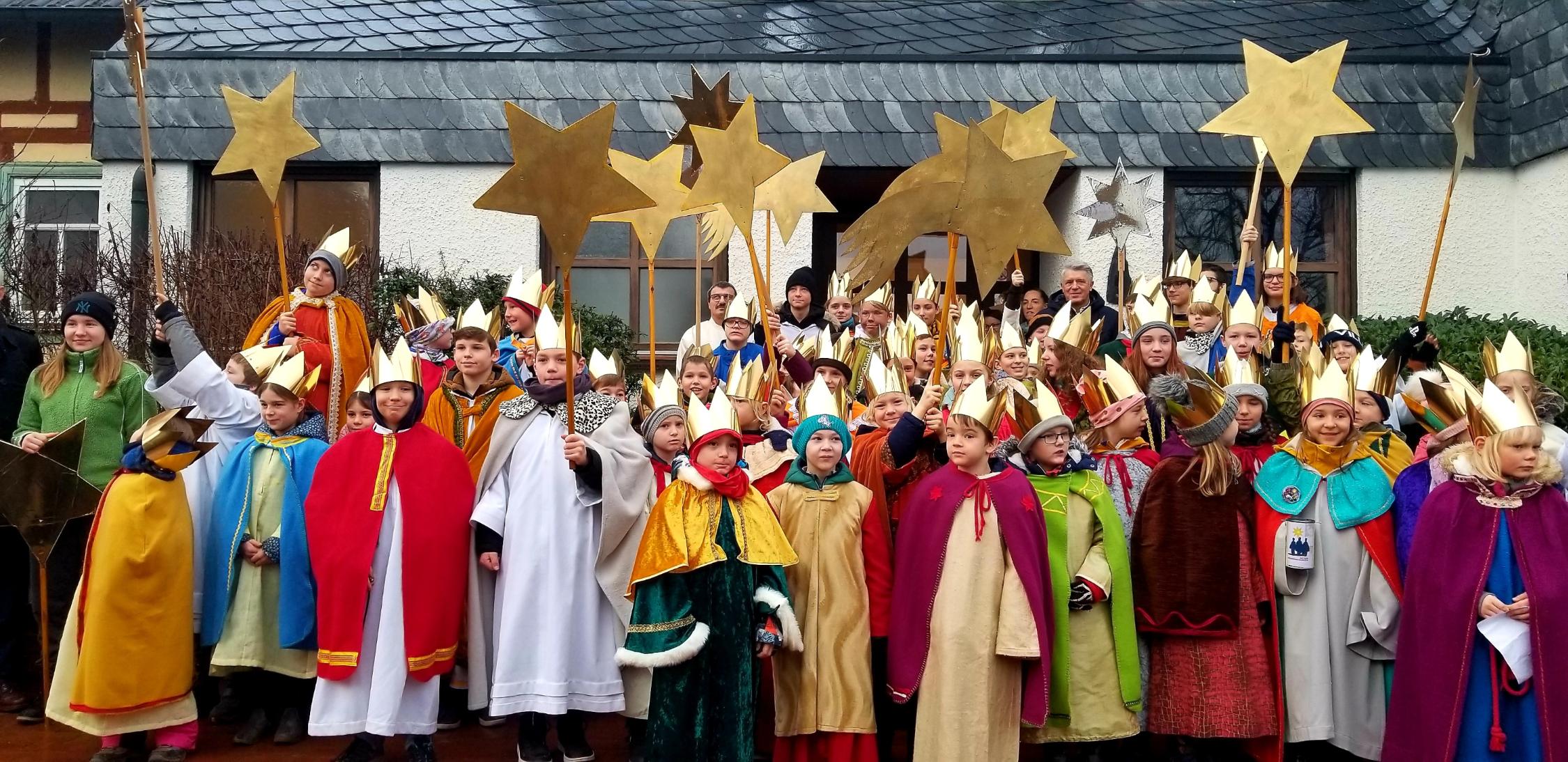 Sternsingeraussendung vor dem Pfarrzentrum St. Johannes, Witzmannsberg