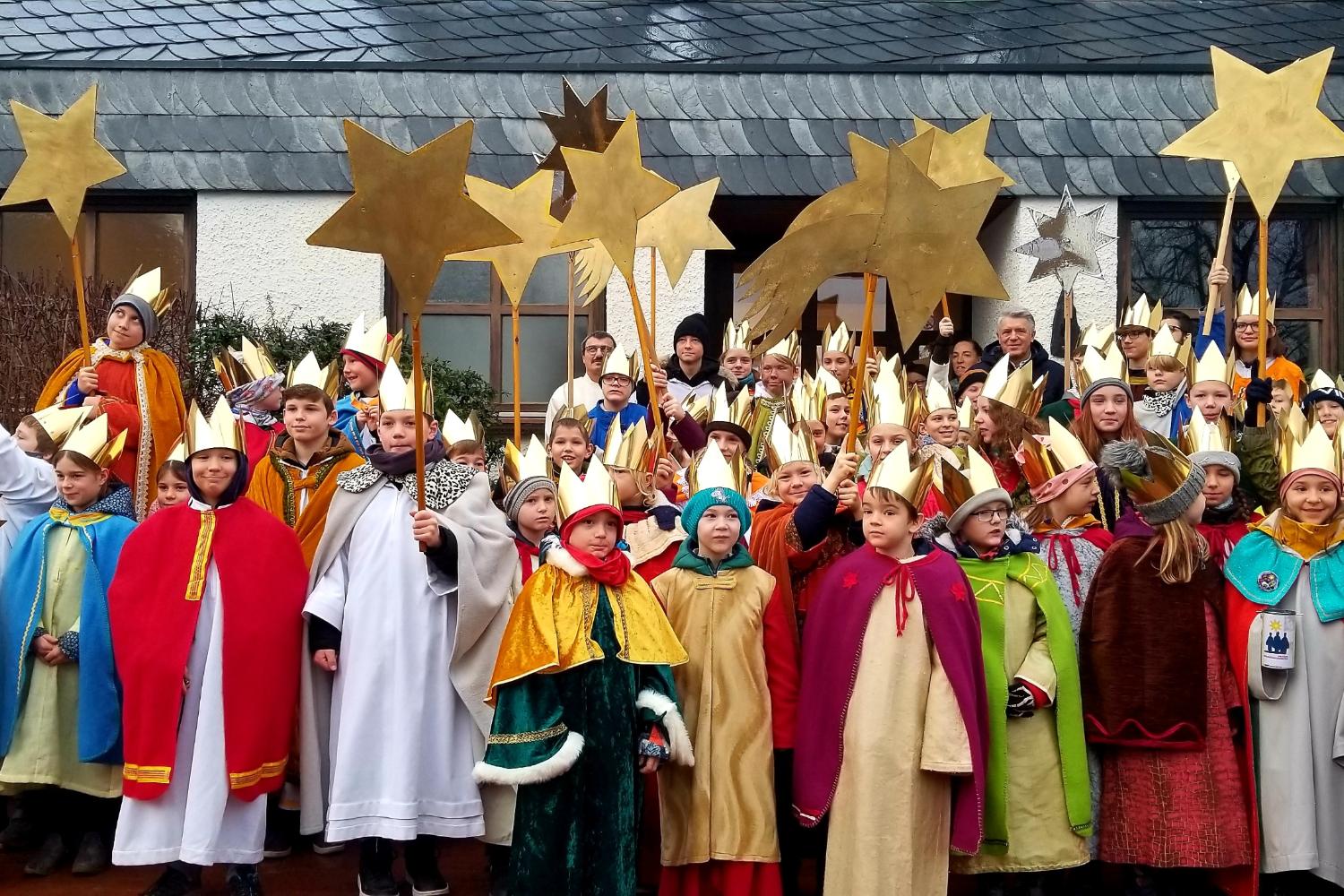 Sternsingeraussendung vor dem Pfarrzentrum St. Johannes, Witzmannsberg